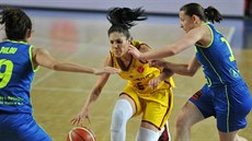 Cristina Ouviňaová (uprostřed) z Orenburgu se tlačí mezi Laiu Palauovou (vlevo)... Cristina Ouviňaová (uprostřed) z Orenburgu se tlačí mezi Laiu Palauovou (vlevo)...
