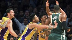 D´Angelo Russell (uprosted) z LA Lakers stril do Grega Monroea z Milwaukee,...