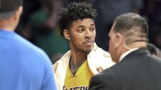 Nick Young z LA Lakers v utkání s Milwaukee koní a je eskortován do atny.