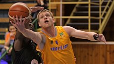 Petr Dokoupil z Prostějova zakončuje na brněnský koš. Brání ho Cedrick Turman. Petr Dokoupil z Prostějova zakončuje na brněnský koš. Brání ho Cedrick Turman.