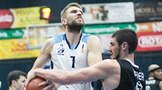 Michal Vocetka (vlevo) z Kolína jde do souboje s Tonym Meierem z Nymburka. Michal Vocetka (vlevo) z Kolína jde do souboje s Tonym Meierem z Nymburka.