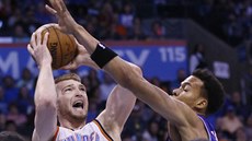 Domantas Sabonis /vlevo) z Oklahoma City v souboji se Skalem Labissierem ze...