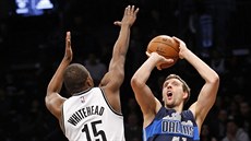 Dirk Nowitzki (vpravo) z Dallasu stílí pes Isaiaha Whiteheada.