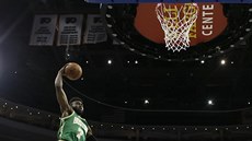 Jaylen Brown z Bostonu smeuje v zápase s Philadelphií.