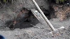 Výkop u Kumburského Újezdu na Jiínsku, kde zemina zavalila mue (14.3.2017).
