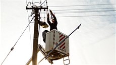 Energetici museli kvůli přepravě obří nádrže rozpojit elektrické vedení v... Energetici museli kvůli přepravě obří nádrže rozpojit elektrické vedení v...