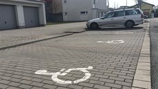 Parkoviště v Rybově ulici v Hradci Králové - běžná stání jsou téměř plná,... Parkoviště v Rybově ulici v Hradci Králové - běžná stání jsou téměř plná,...