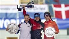 KRÁLOVNA MARTINA. Martina Sáblíková (uprostřed) slaví triumf v konečném pořadí... KRÁLOVNA MARTINA. Martina Sáblíková (uprostřed) slaví triumf v konečném pořadí...