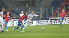 Momentka z fotbalového duelu Plze (ervenomodrá) vs. Liberec