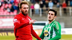 Jan tohanzl z Brna (v erveném) v duelu proti Bohemians