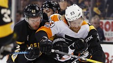 Útoník Philadelphie Jakub Voráek (v bílém) to v utkání proti Bostonu rozhodn...