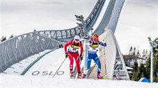 Gabriela Koukalová (vpravo) na trati sprintu v Oslu