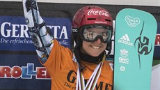 Snowboardistka Ester Ledecká s velkým kiálovým glóbem