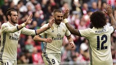 Karim Benzema z Realu Madrid slaví se spoluhráči Marcelem a Garethem Balem gól... Karim Benzema z Realu Madrid slaví se spoluhráči Marcelem a Garethem Balem gól...