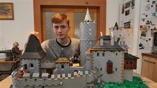 Na hrad spotřeboval Daniel Soviar okolo sedmi tisíc kostek a stavěl ho zhruba... Na hrad spotřeboval Daniel Soviar okolo sedmi tisíc kostek a stavěl ho zhruba...