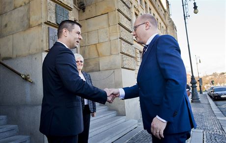 Budoucí ministr prmyslu Jií Havlíek (vlevo) se zdraví s premiérem Bohuslavem Sobotkou