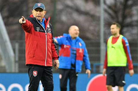 Karel Jarolím na tréninku eské fotbalové reprezentace v Ústí nad Labem.