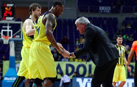 eljko Obradovi, trenér Fenerbahce Istanbul, dkuje svým svencm Janu...