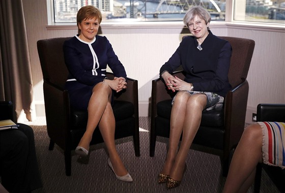 Skotská premiérka Nicola Sturgeonová s britskou premiérkou Theresou Mayovou