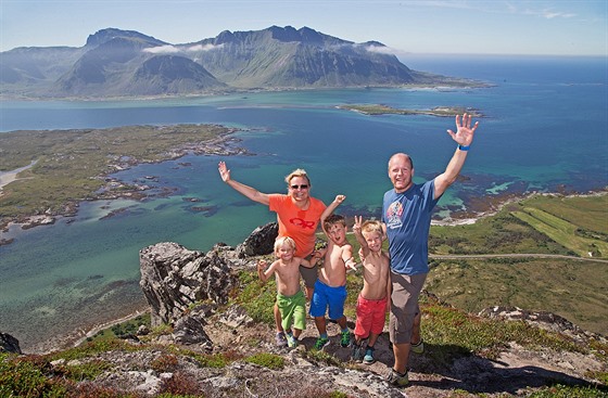 Spokojená rodina na výlet na norském souostroví Lofoty