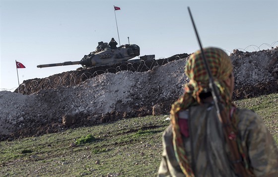 Bojovník kurdských milic YPG sleduje turecký tank na severu Sýrie (22. února...