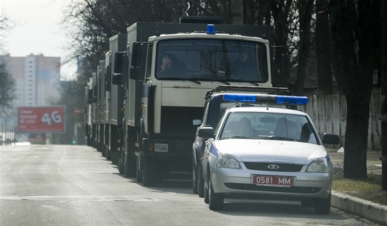 Policejní vozy jsou pipraveny na zásah bhem demonstrace v Minsku