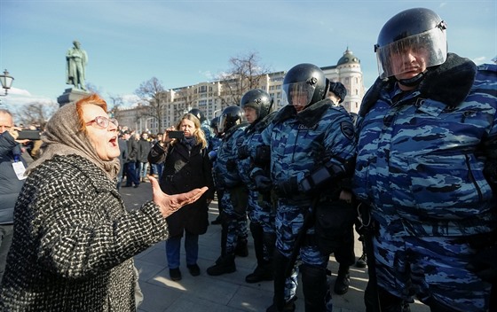 Ruská staenka diskutuje v centru Moskvy s bezpenostními slokami. (26. bezna...