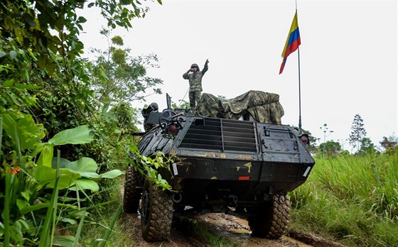 Kolumbijtí vojáci u msta Arauquita, kde venezueltí vojáci pekroili hranici...