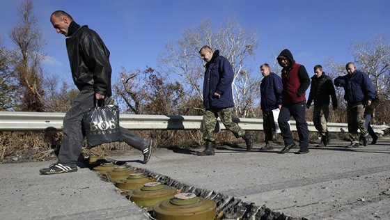 Výmna válených zajatc mezi Ukrajinou a Luhanskou lidovou republikou (29....