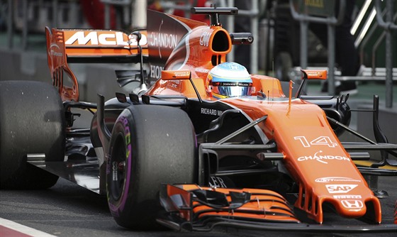 Fernando Alonso s vozem McLaren pi Velké cen Austrálie.