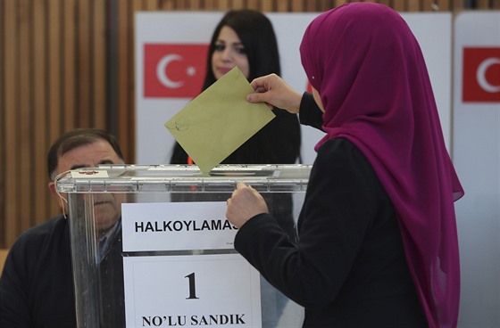 Zhruba 1,4 milionu oprávnných tureckých voli ijících v Nmecku hlasovalo v...