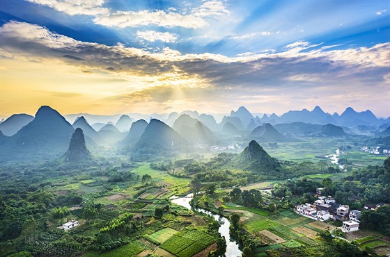 Ohromující ína v okolí msta Jang-uo (Yangshuo) v provincii Kuang-si