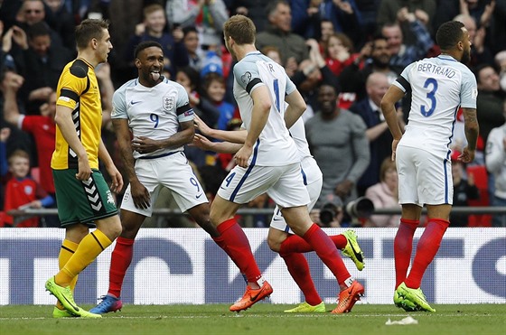 Anglický útoník Jermain Defoe (druhý zleva) oslavuje svj gól v reprezenaním...