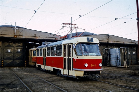 Tramvaj T3m ve vozovn v Hloubtín.