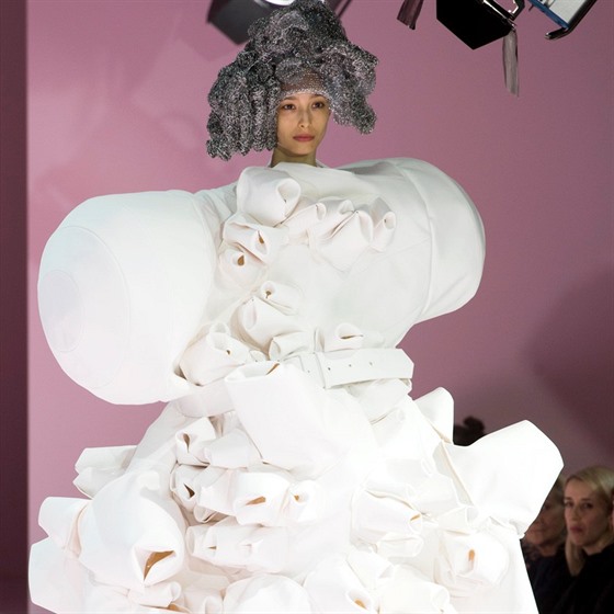 Rei Kawakubo a Comme des Garçons Fall 2017