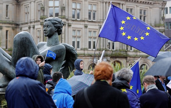 Lidé v Birminghamu protestují proti sputní brexitu