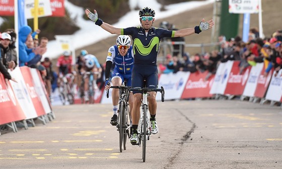 Alejandro Valverde poráí v závru tetí etapy závodu Kolem Katalánska Daniela...