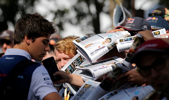 Lance Stroll rozdává autogramy ped závodem formule 1 v Austrálii.