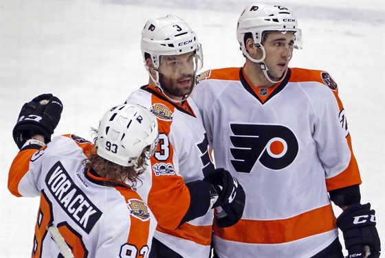 Jakub Voráek, Radko Gudas a Brandon Manning se radují z gólu Philadelphie.