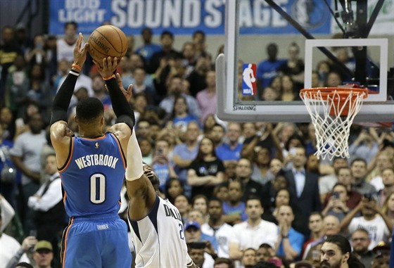 Russell Westbrook z Oklahoma City Thunder stílí v utkání proti Dallasu.