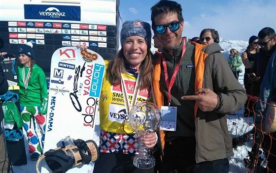 Eva Samková s trofejí pro vítzku Svtového poháru ve snowboardcrossu.