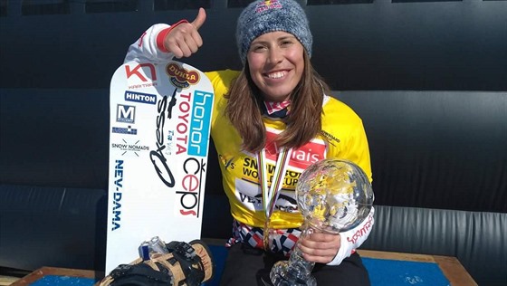 Eva Samková  s trofejí pro vítzku Svtového poháru ve snowboardcrossu.