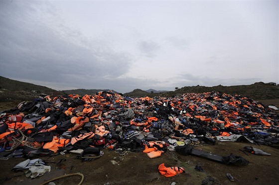 Pouité záchranné vesty na ostrov Lesbos pipomínají tisíce uprchlík, kteí...