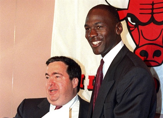 Jerry Krause (vlevo) a Michael Jordan na archivním snímku z roku 1988.