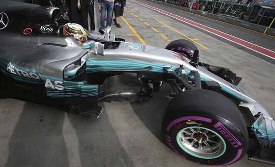 Lewis Hamilton ve voze stáje Mercedes bhem tréninku na Velkou cenu Austrálie.