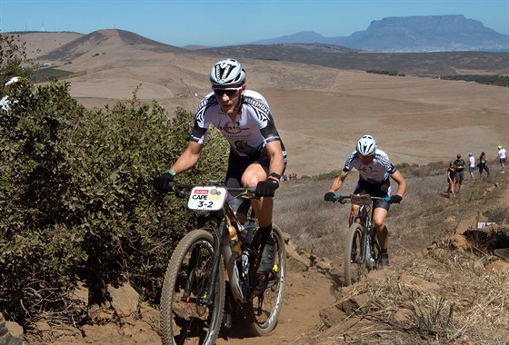 Jaroslav Kulhavý (vlevo) a Christoph Sauser  v závod Cape Epic.