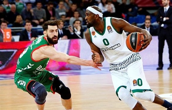 Chris Singleton (vpravo) z Panathinaikosu Atény obchází Tornikeho engeliju z...