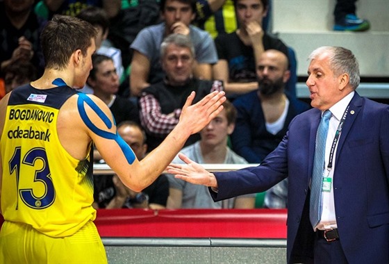 Bogdan Bogdanovi z Fenerbahce Istanbul a jeho trenér eljko Obradovi.