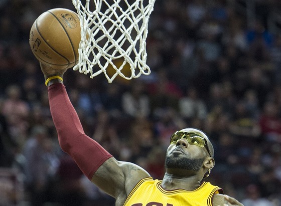 LeBron James z Clevelandu smeuje proti Washingtonu.