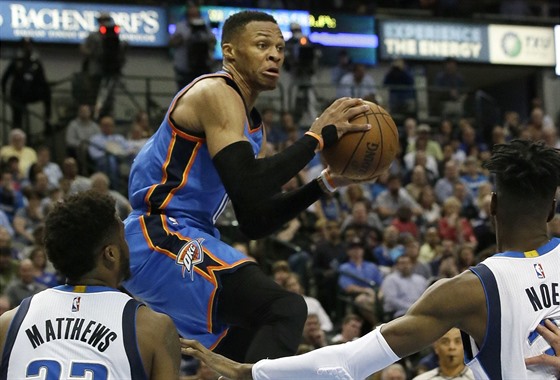 Russell Westbrook (0) z Oklahoma City se vznáí nad Wesleym Matthewsem a...